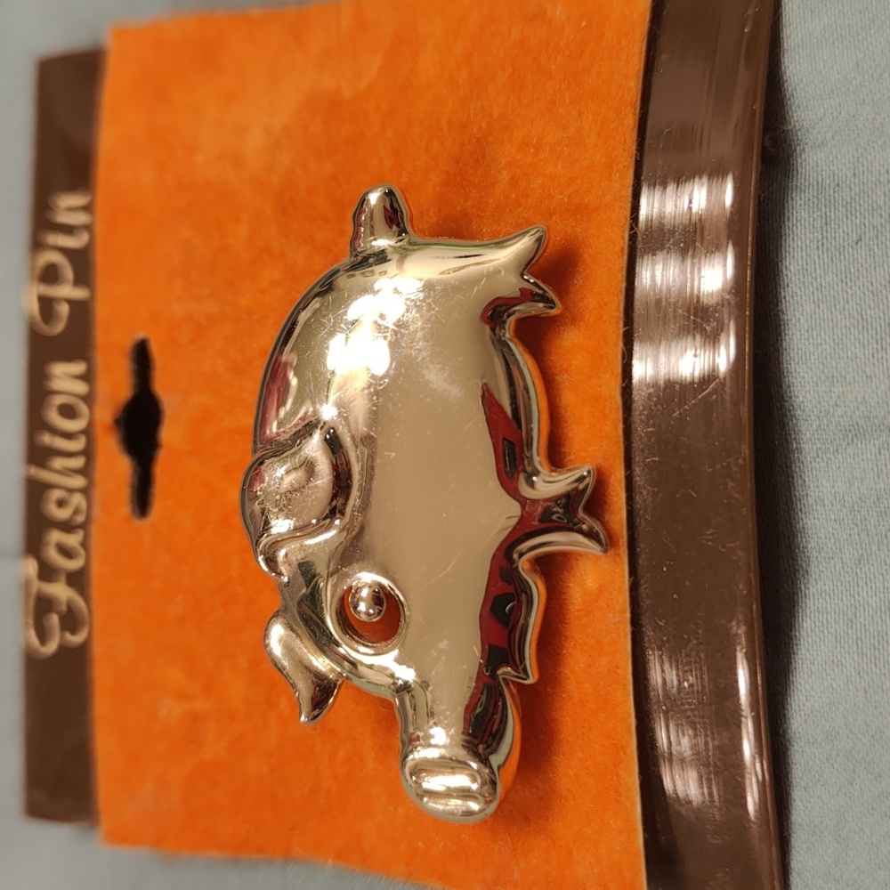 Cute goldtone pig lapel pin/brooch